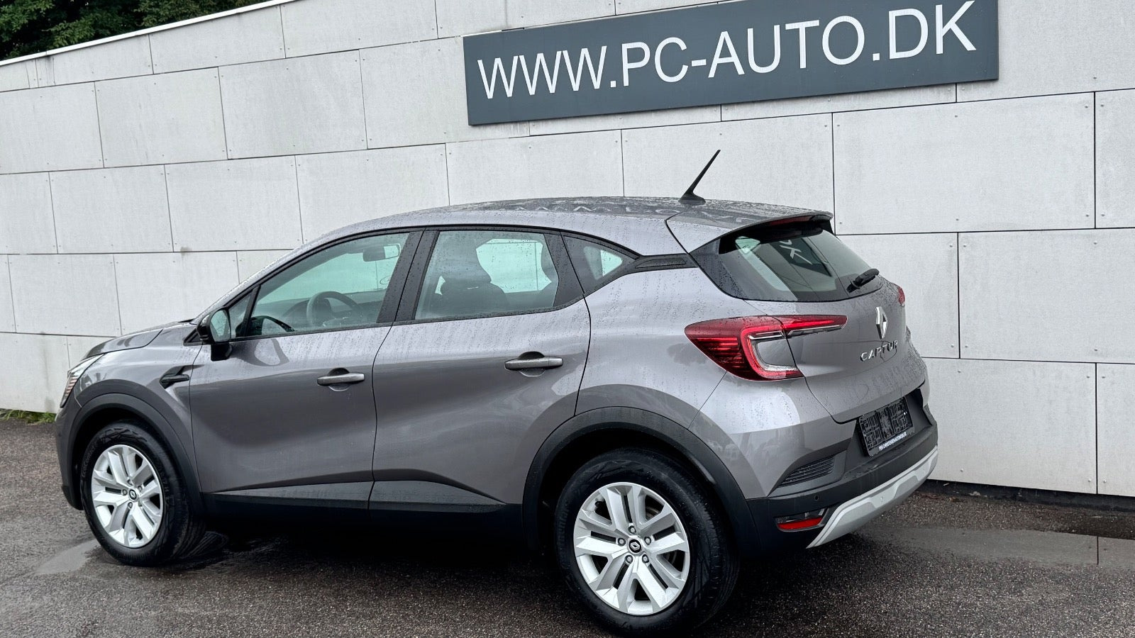 Grå Renault Captur fra 2023