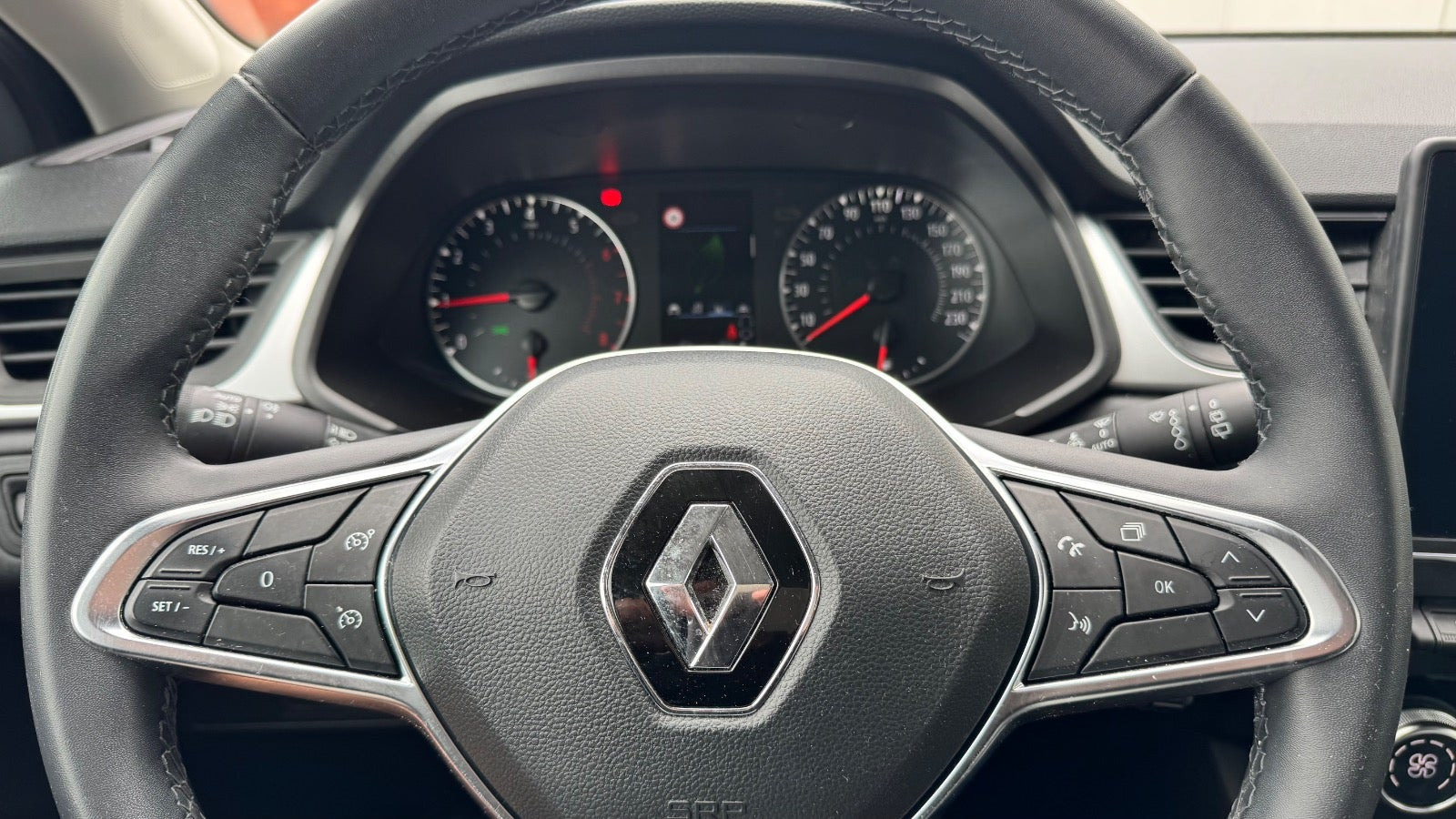 Grå Renault Captur fra 2023