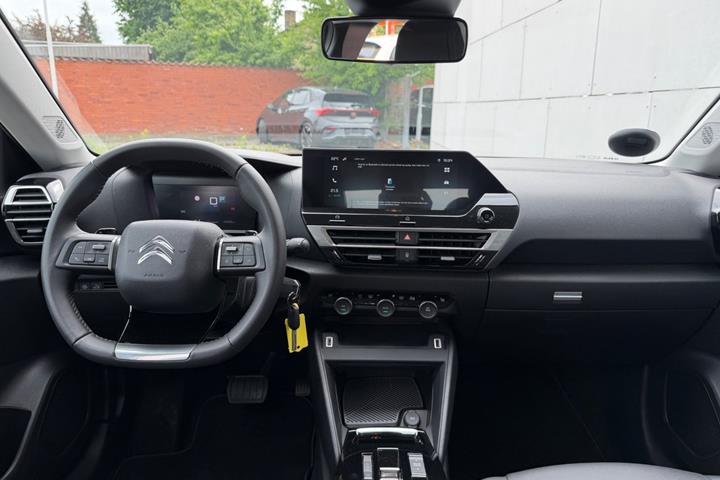 Grå Citroën C4 X fra 2024