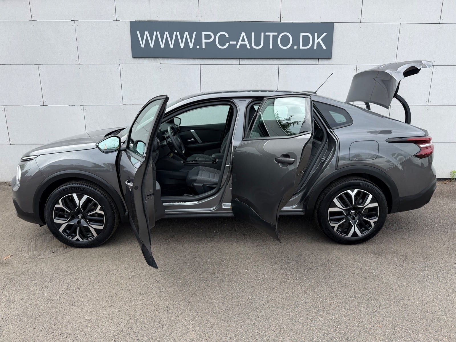 Grå Citroën C4 X fra 2024