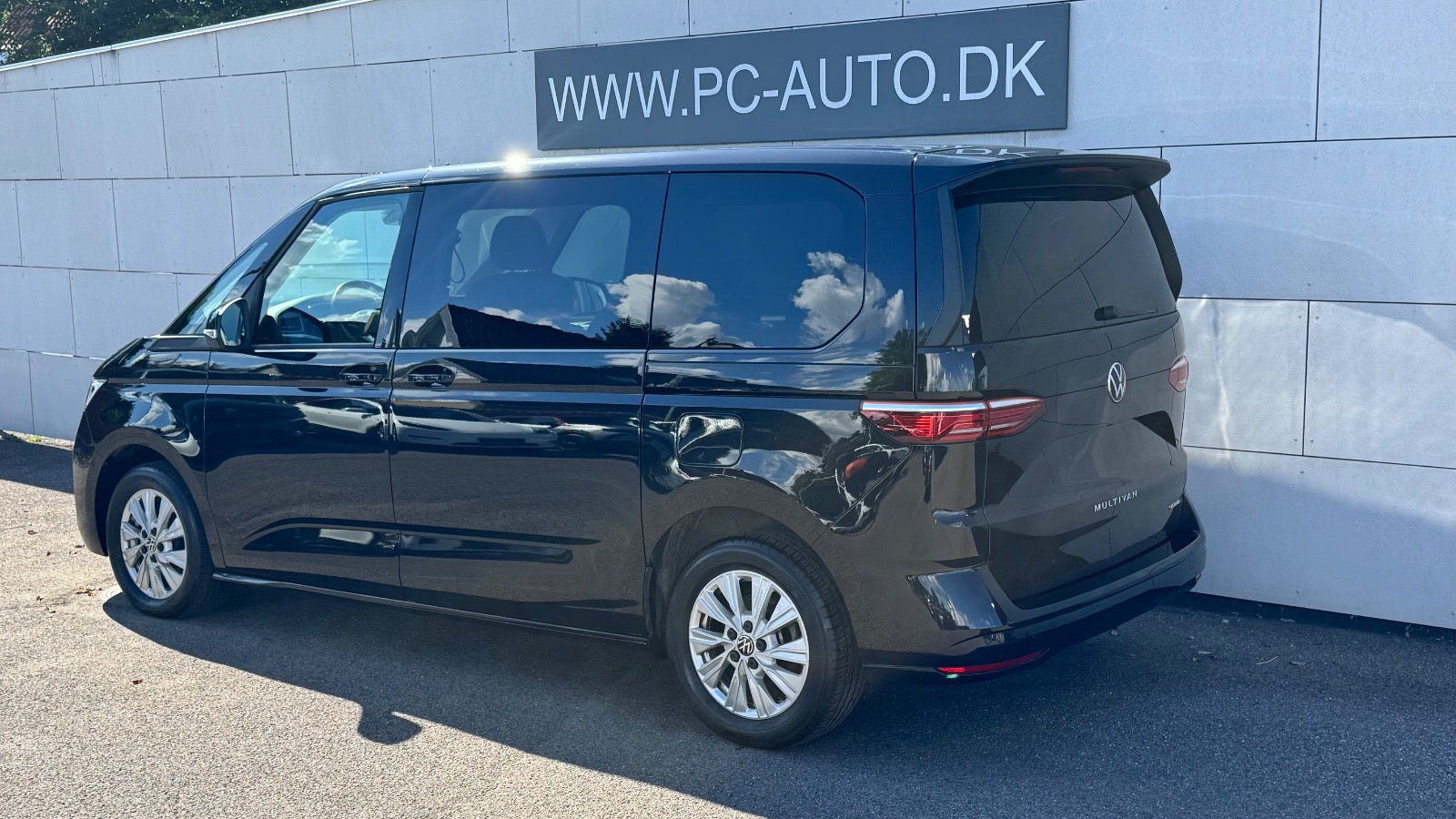 Sort VW Multivan fra 2023