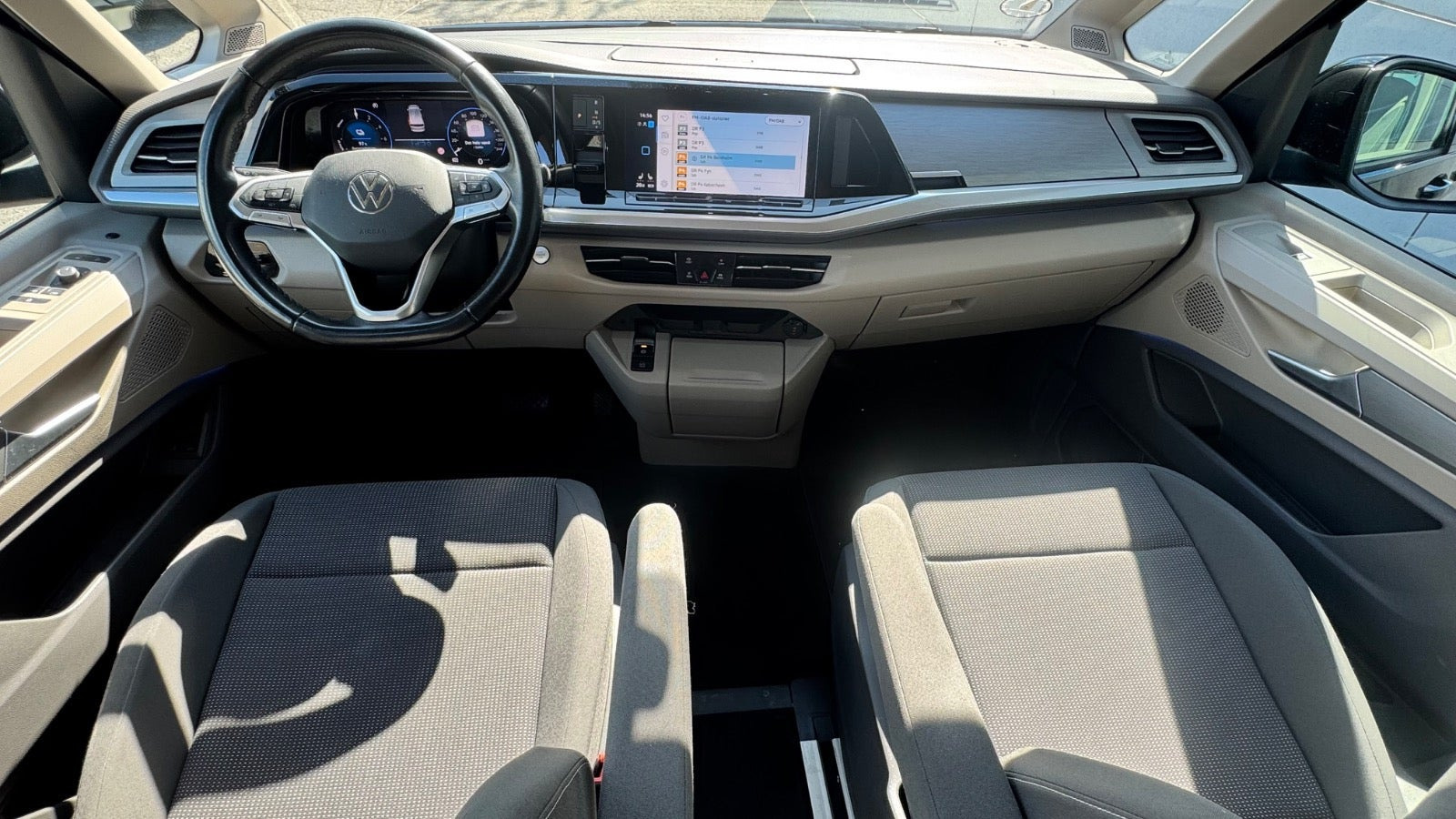 Sort VW Multivan fra 2023