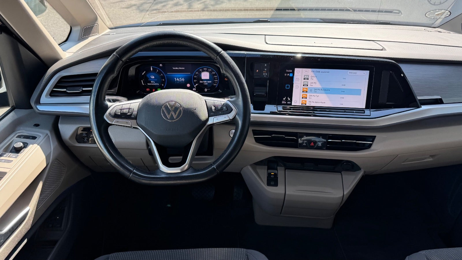 Sort VW Multivan fra 2023