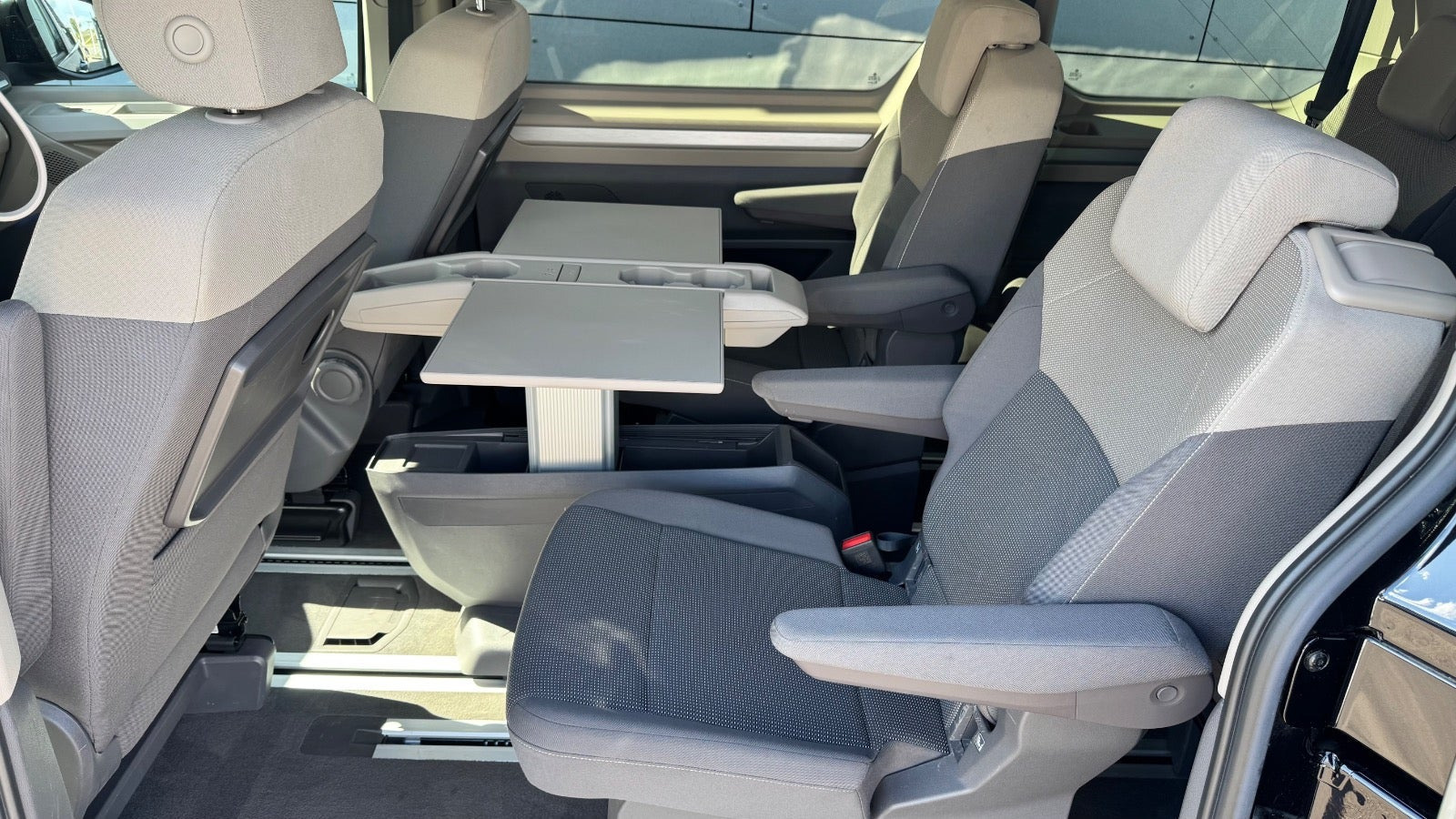 Sort VW Multivan fra 2023