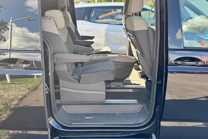 Sort VW Multivan fra 2023