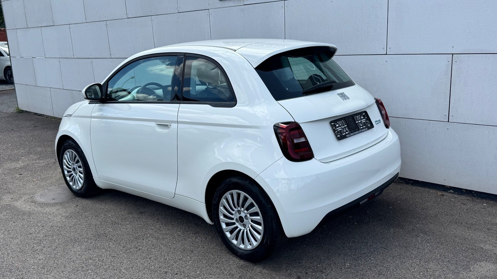 Hvid Fiat 500e fra 2023