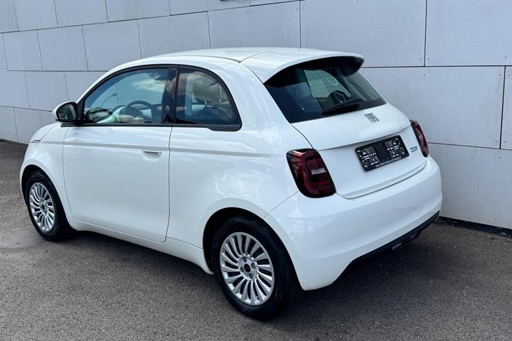 Hvid Fiat 500e fra 2023