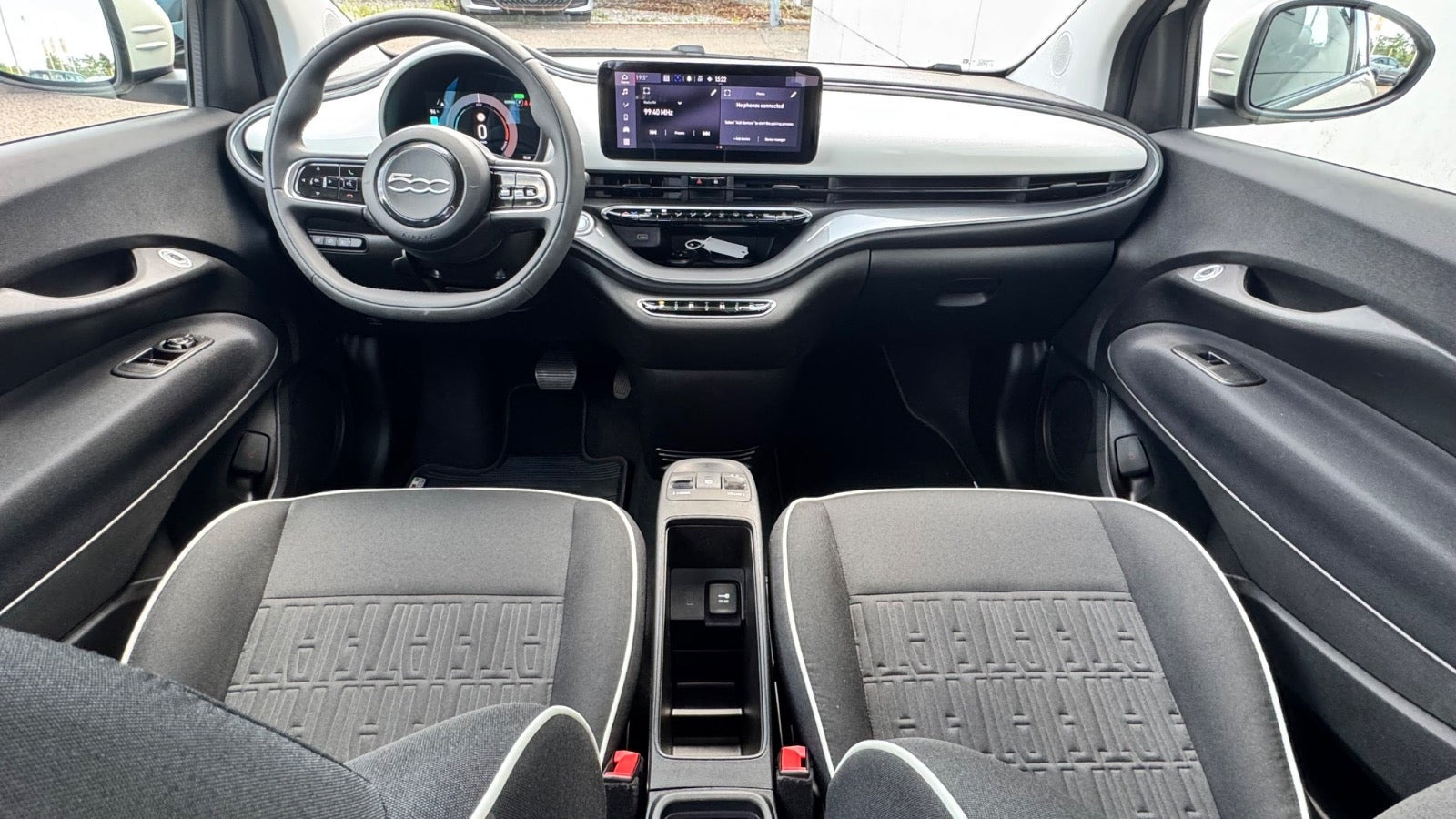 Hvid Fiat 500e fra 2023