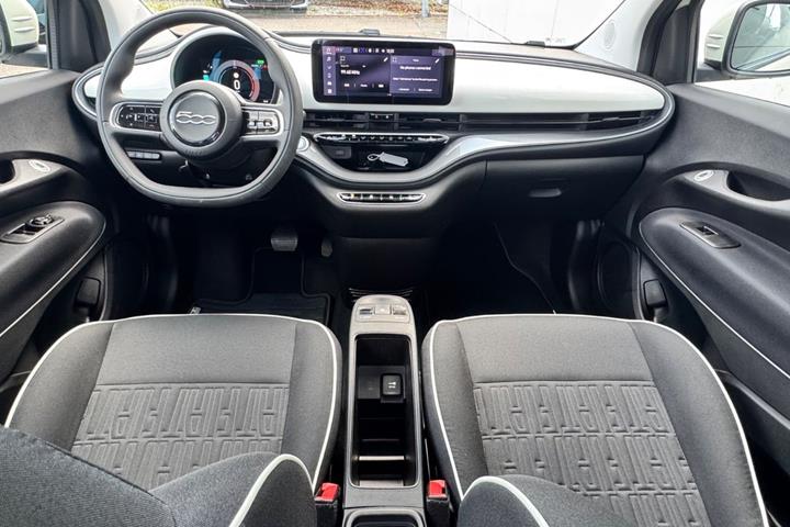 Hvid Fiat 500e fra 2023