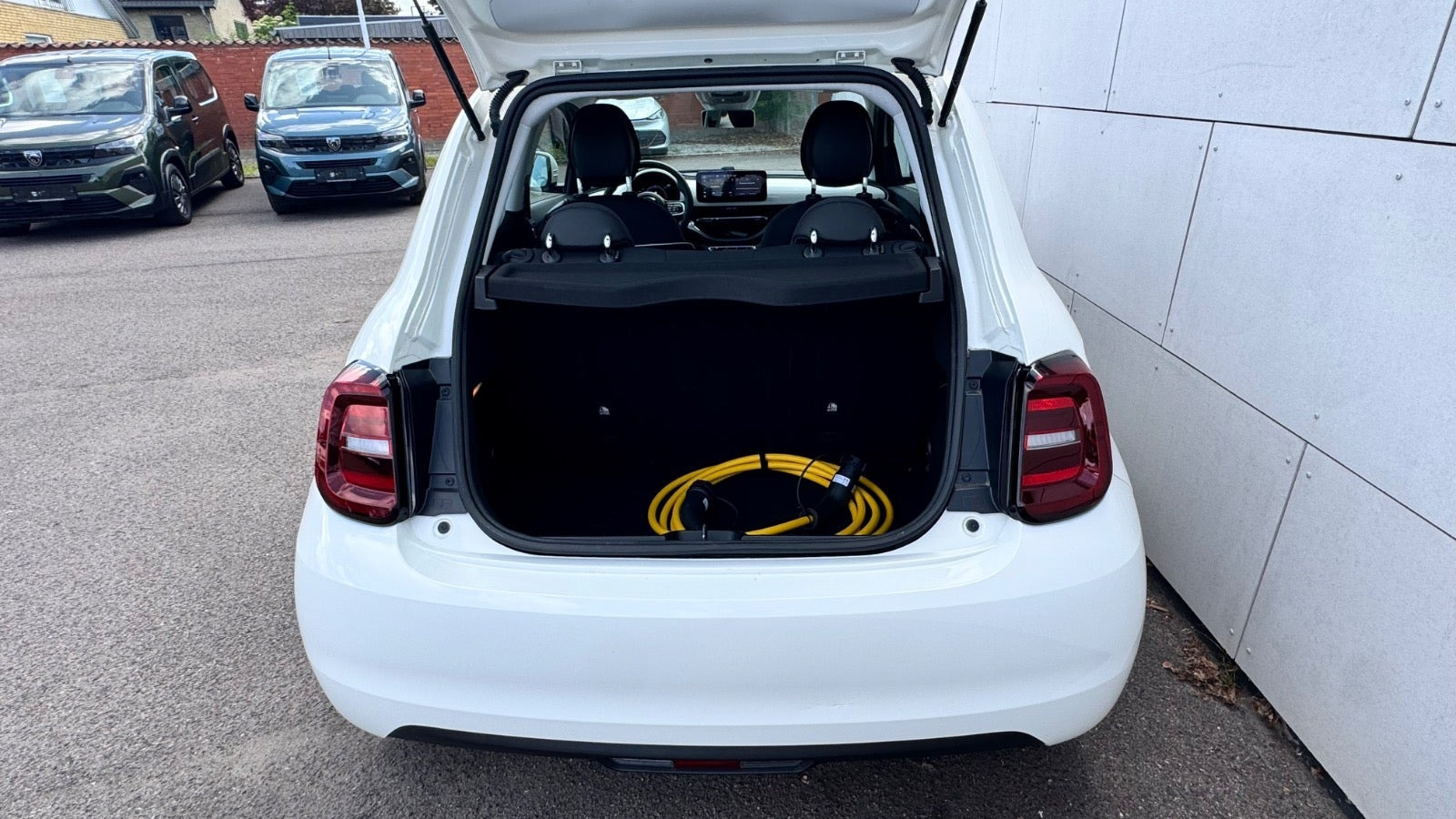 Hvid Fiat 500e fra 2023
