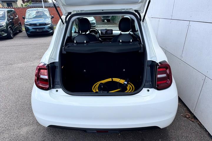 Hvid Fiat 500e fra 2023