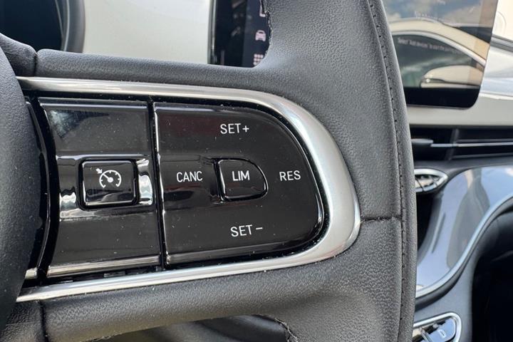 Hvid Fiat 500e fra 2023