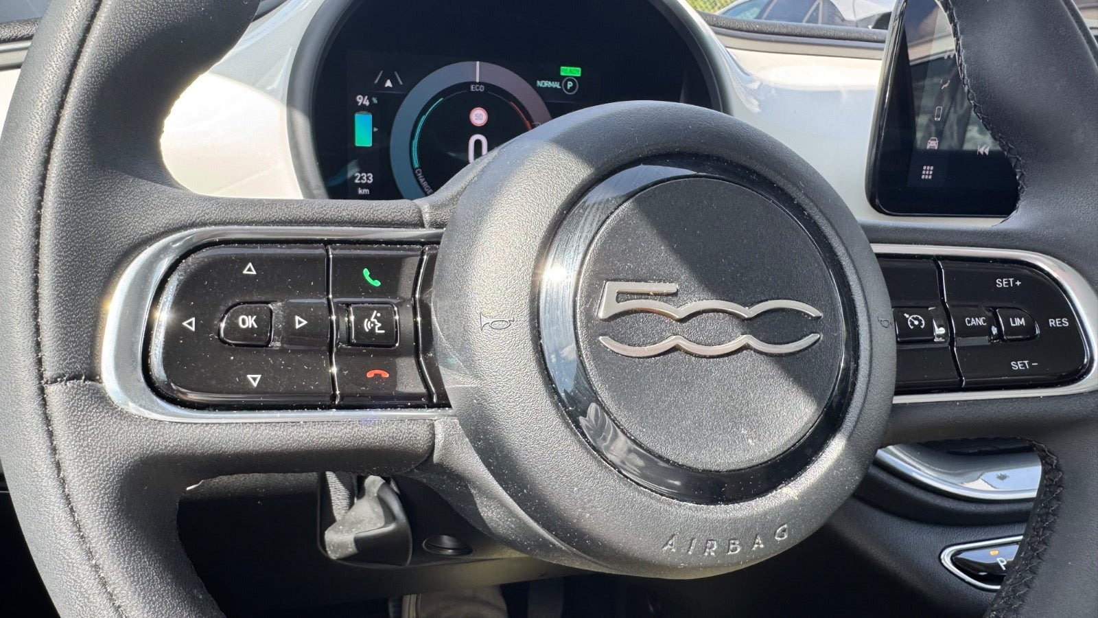 Hvid Fiat 500e fra 2023