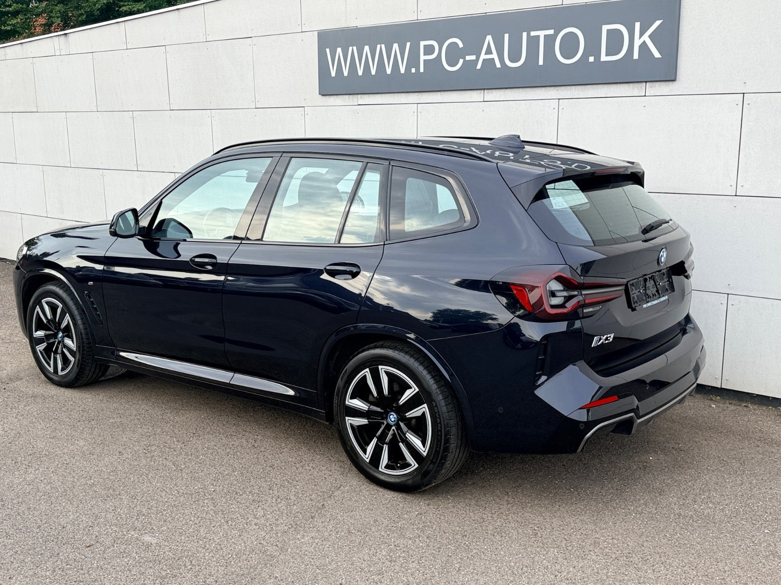 Blå BMW iX3 fra 2022