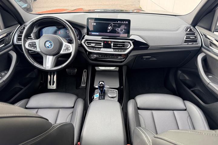 Blå BMW iX3 fra 2022