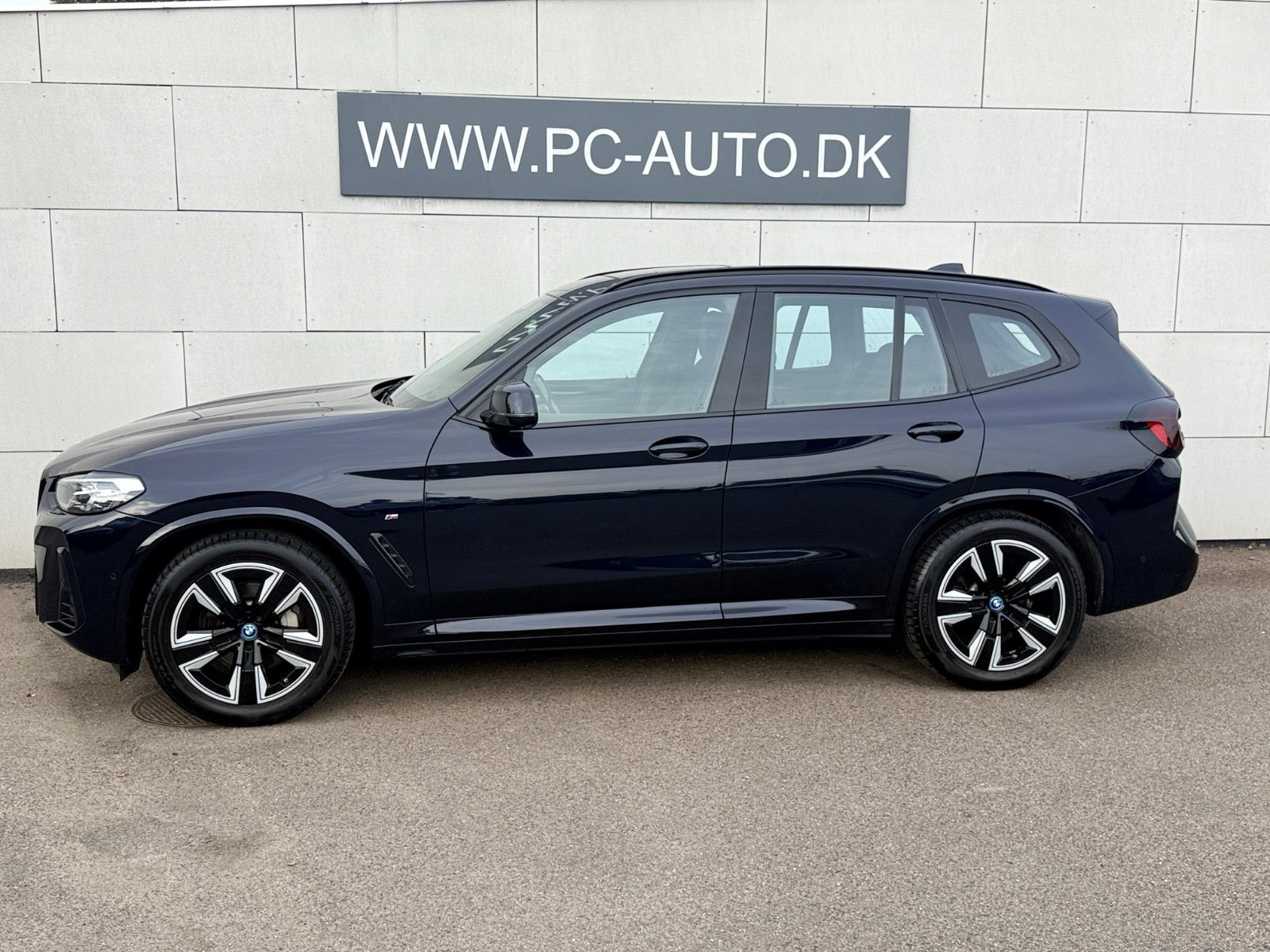 Blå BMW iX3 fra 2022