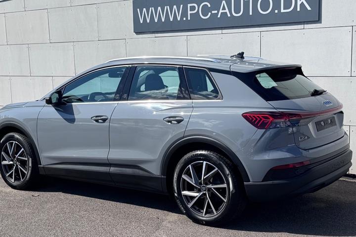 Grå Audi Q4 e-tron fra 2022