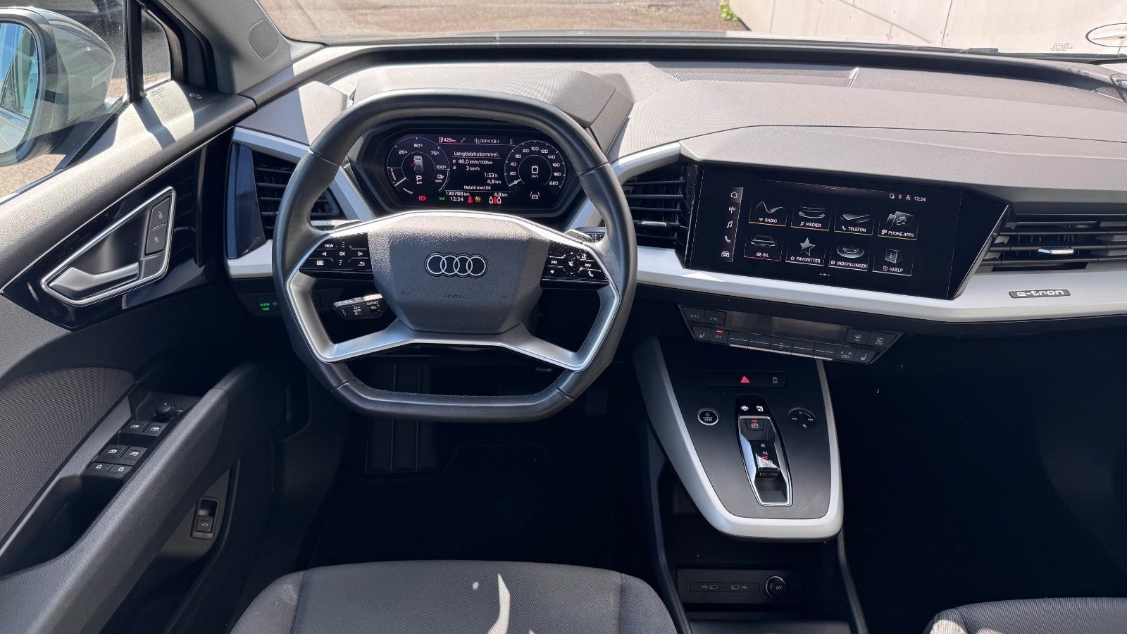 Grå Audi Q4 e-tron fra 2022