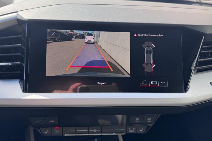 Grå Audi Q4 e-tron fra 2022