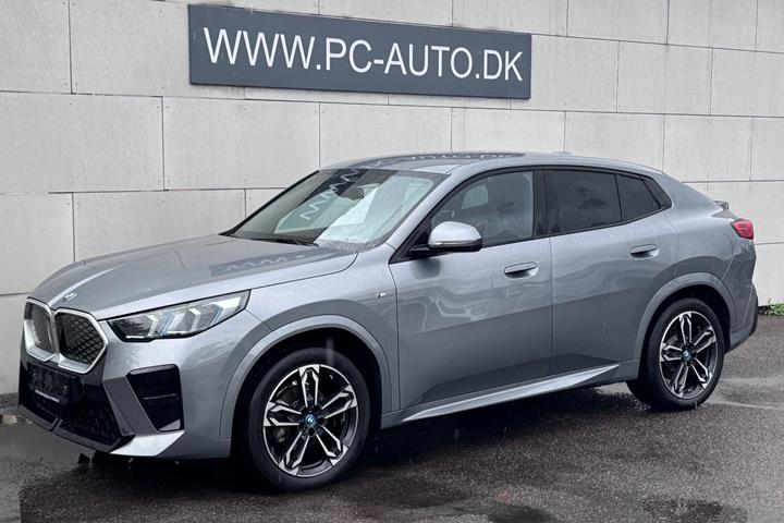 Grå BMW iX2 fra 2025