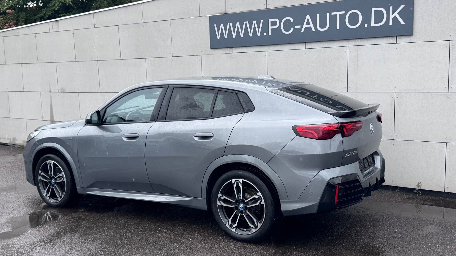 Grå BMW iX2 fra 2025