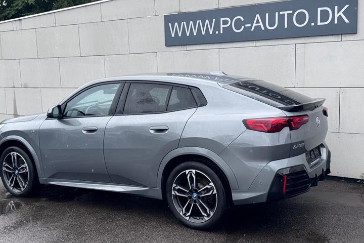Grå BMW iX2 fra 2025