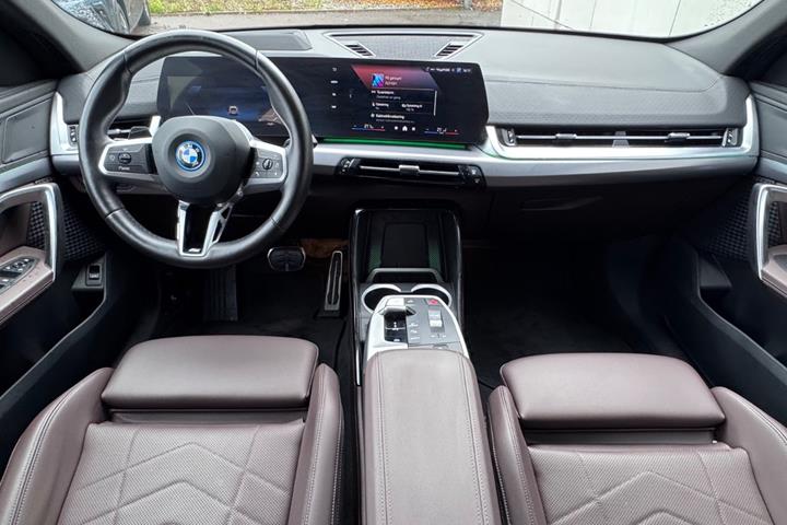Grå BMW iX2 fra 2025