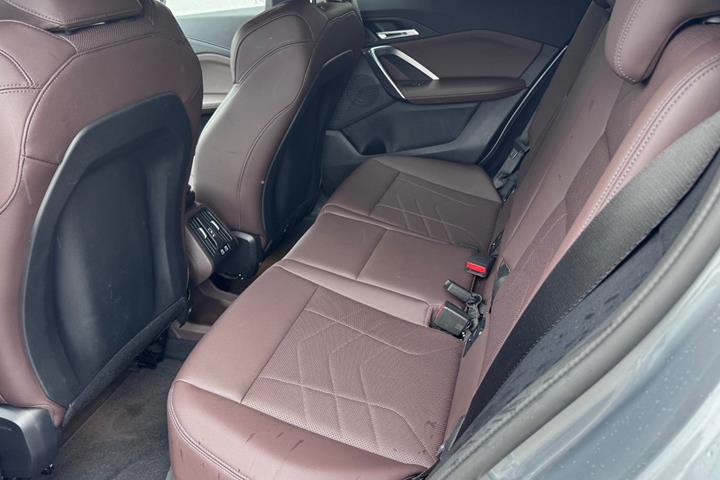 Grå BMW iX2 fra 2025