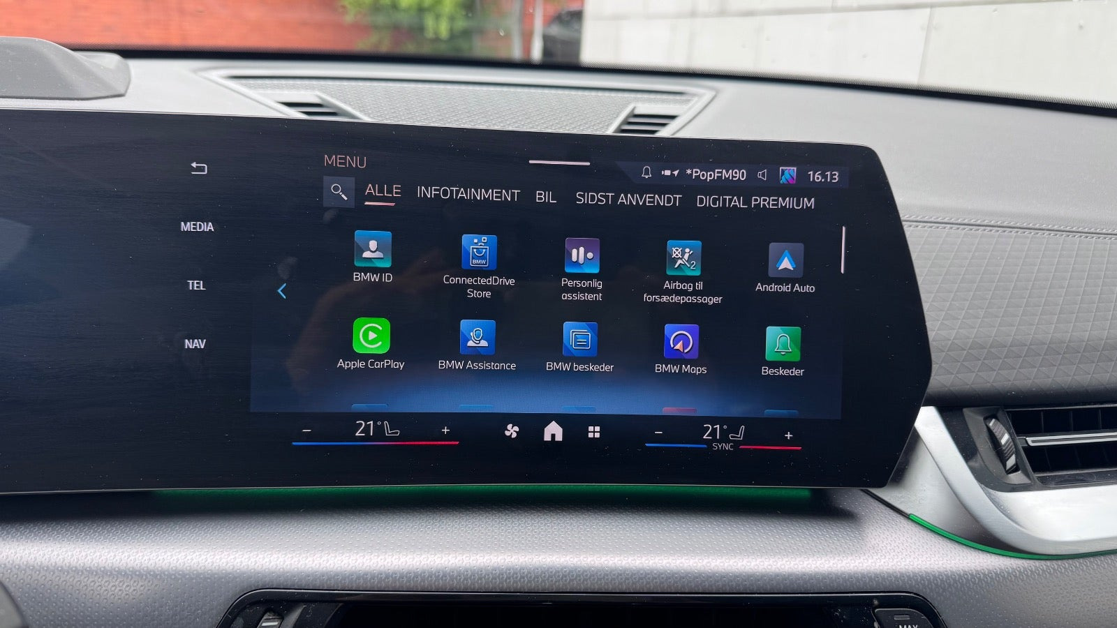 Grå BMW iX2 fra 2025