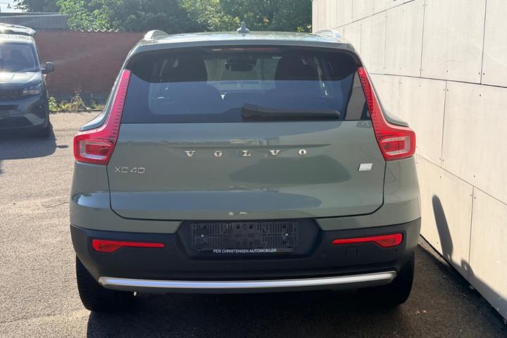 Grøn Volvo XC40 fra 2023