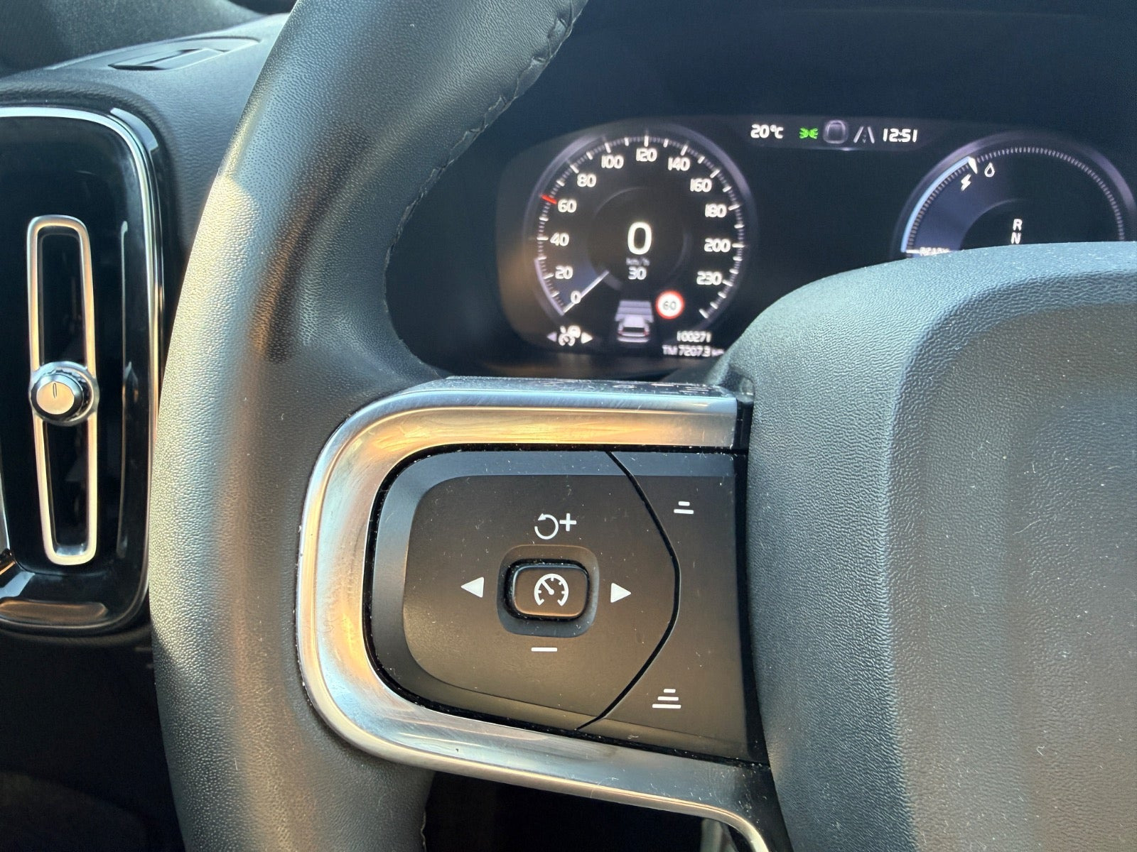 Grøn Volvo XC40 fra 2023