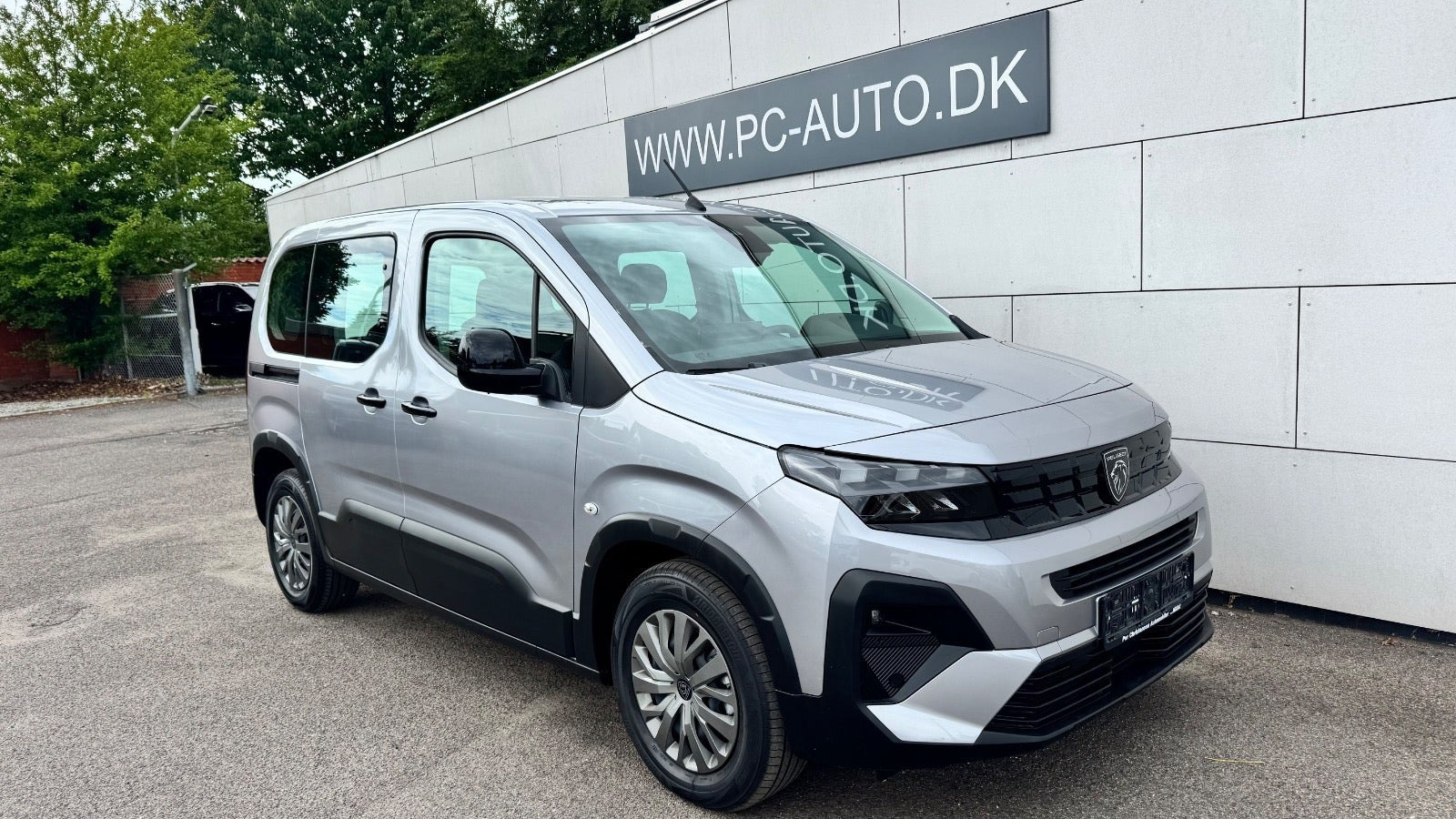 Sølv Peugeot e-Rifter fra 2025