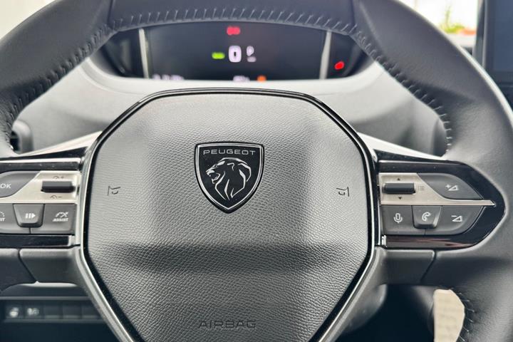 Sølv Peugeot e-Rifter fra 2025