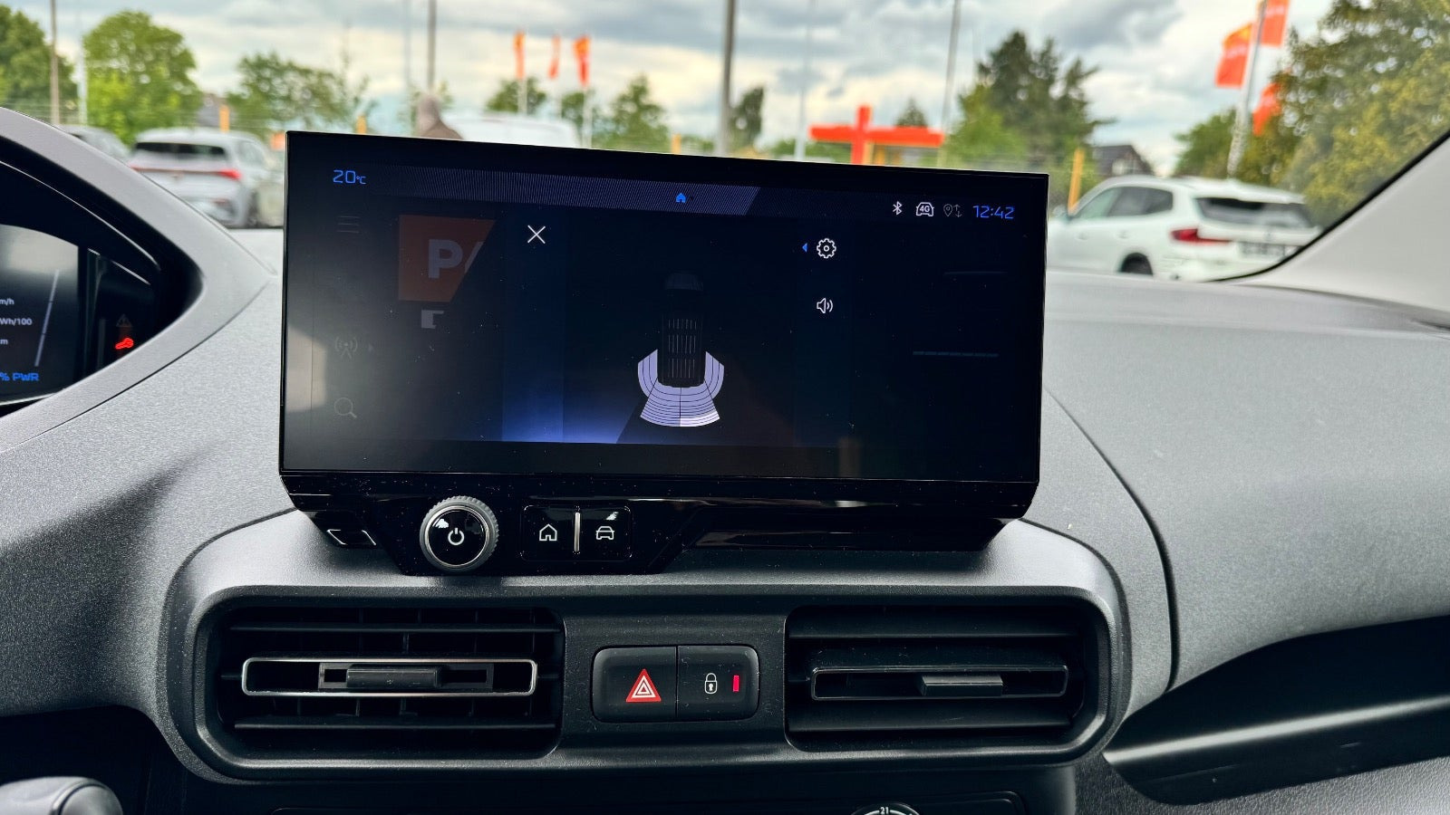 Sølv Peugeot e-Rifter fra 2025