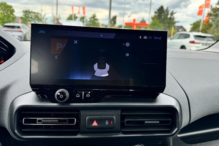 Sølv Peugeot e-Rifter fra 2025