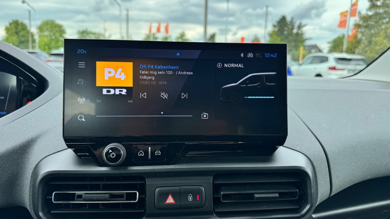 Sølv Peugeot e-Rifter fra 2025