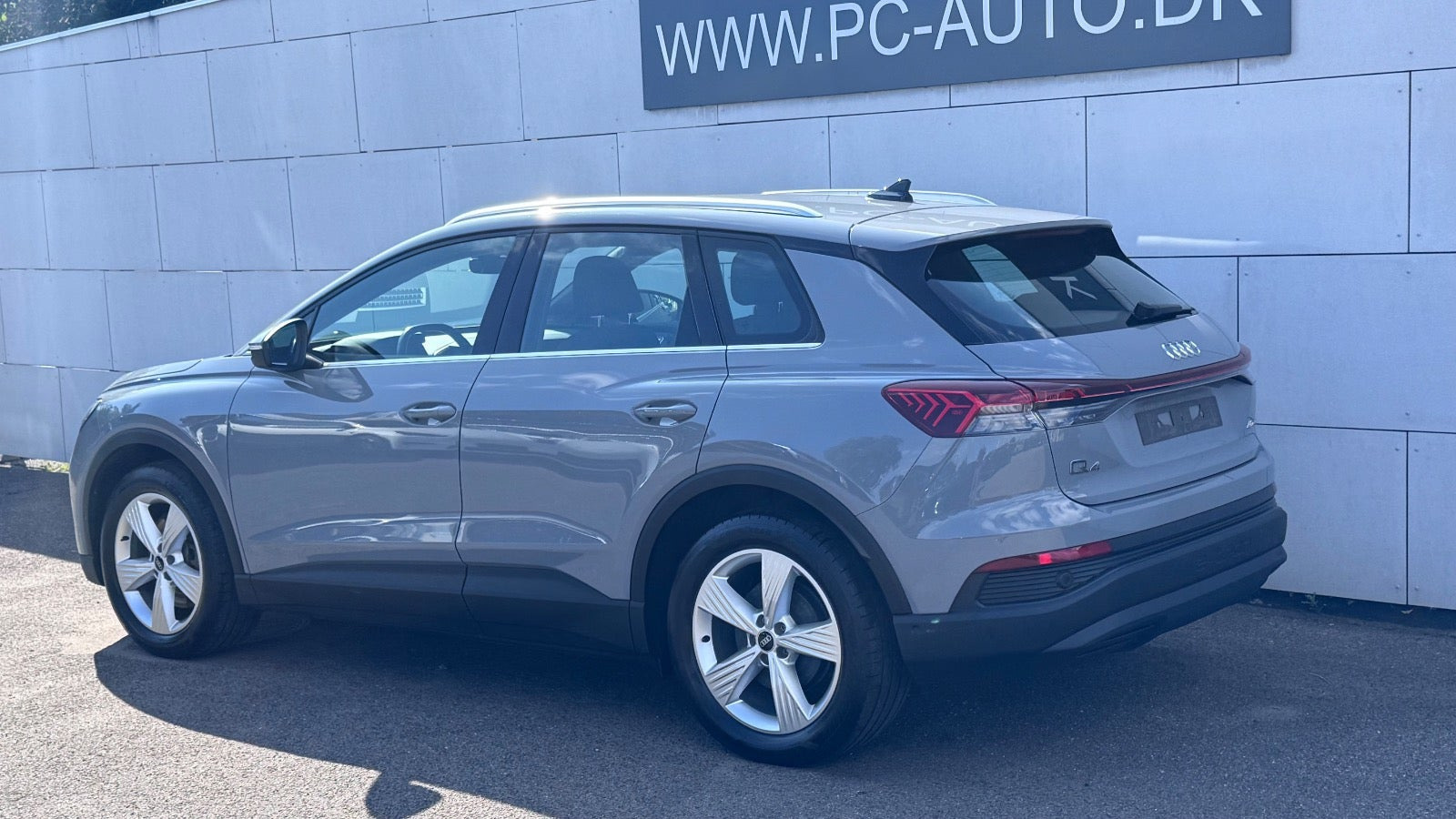 Grå Audi Q4 e-tron fra 2023