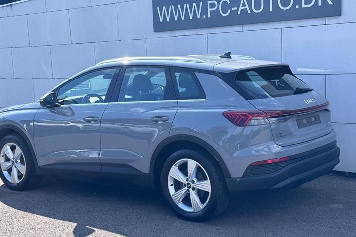 Grå Audi Q4 e-tron fra 2023