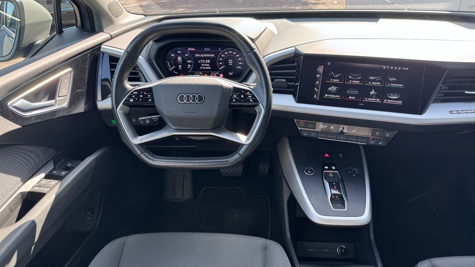 Grå Audi Q4 e-tron fra 2023