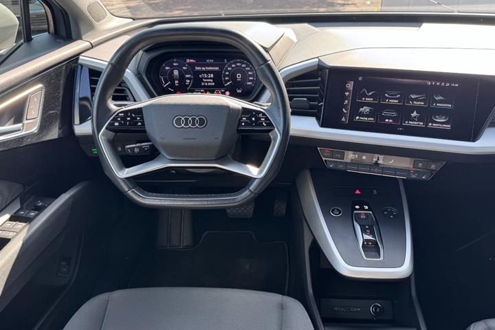 Grå Audi Q4 e-tron fra 2023