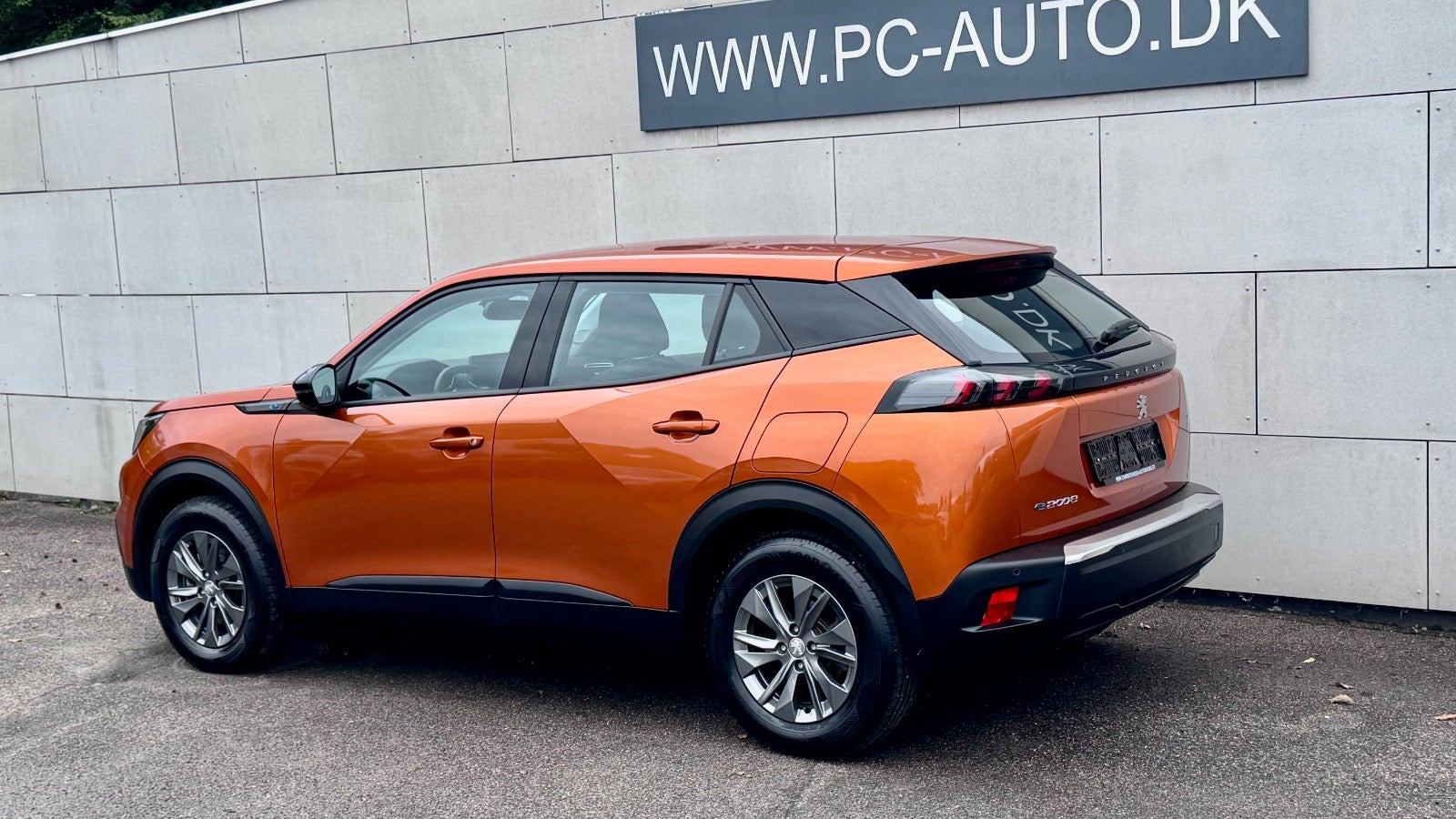 Orange Peugeot e-2008 fra 2023