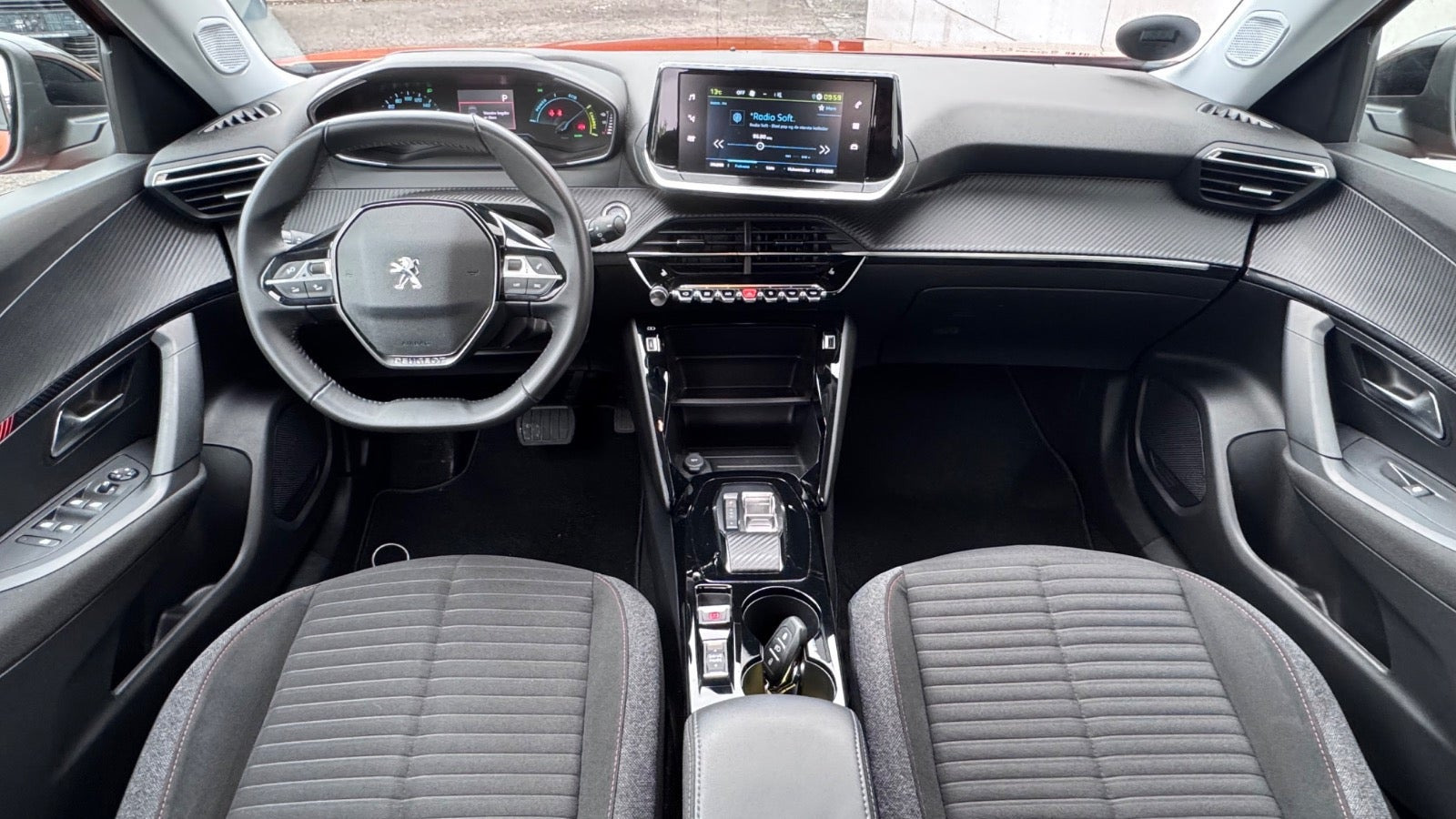 Orange Peugeot e-2008 fra 2023