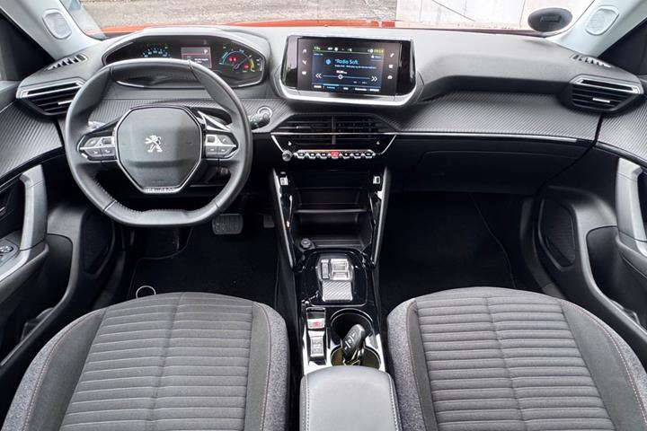 Orange Peugeot e-2008 fra 2023