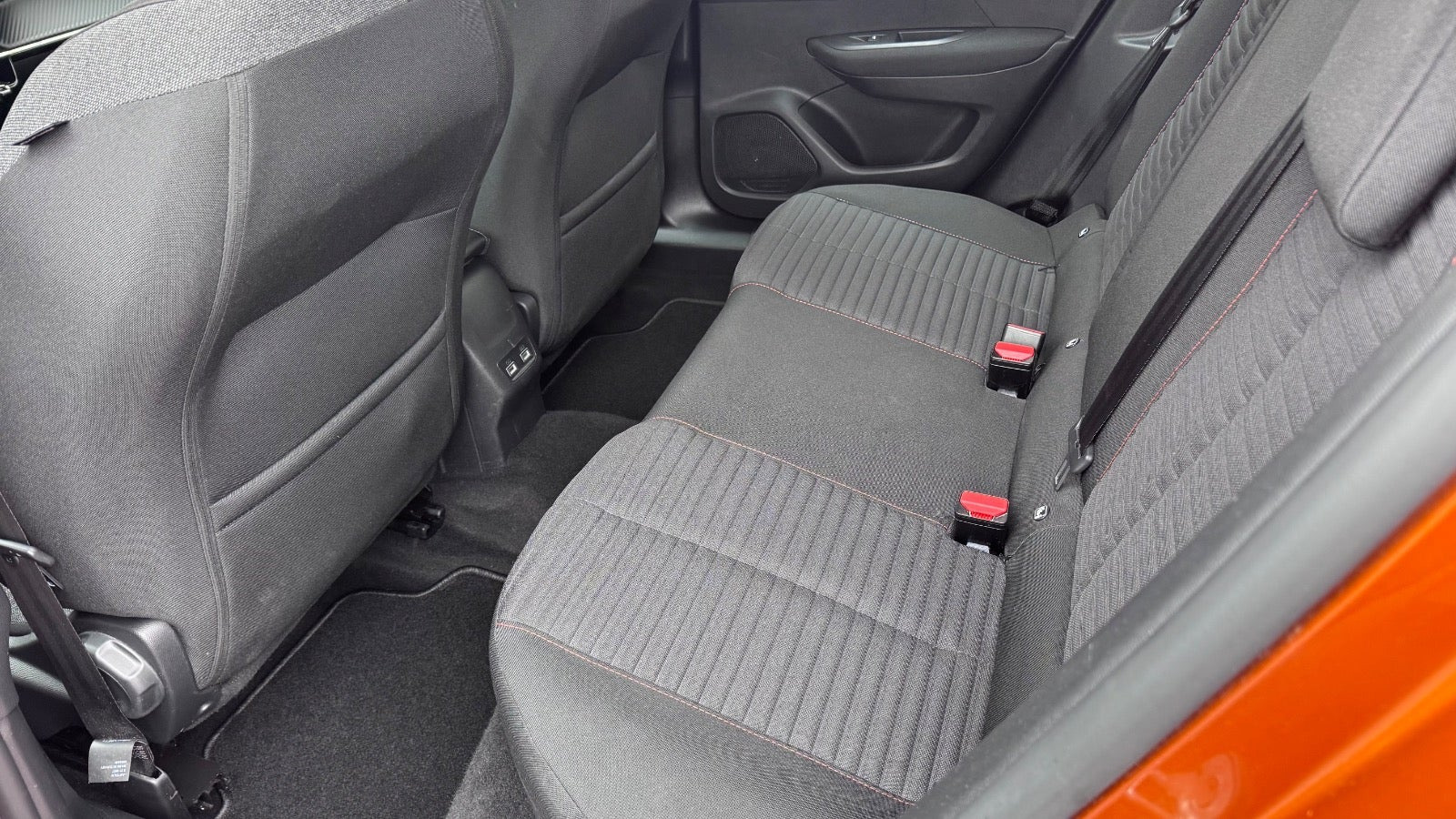 Orange Peugeot e-2008 fra 2023