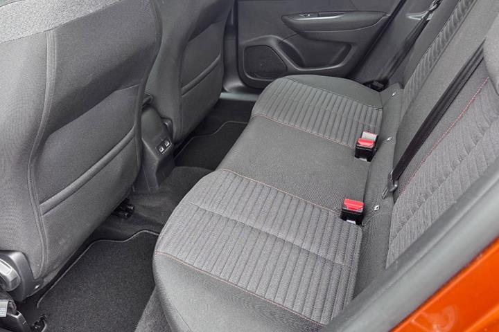 Orange Peugeot e-2008 fra 2023