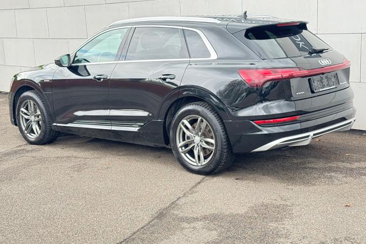 Sort Audi e-tron fra 2023