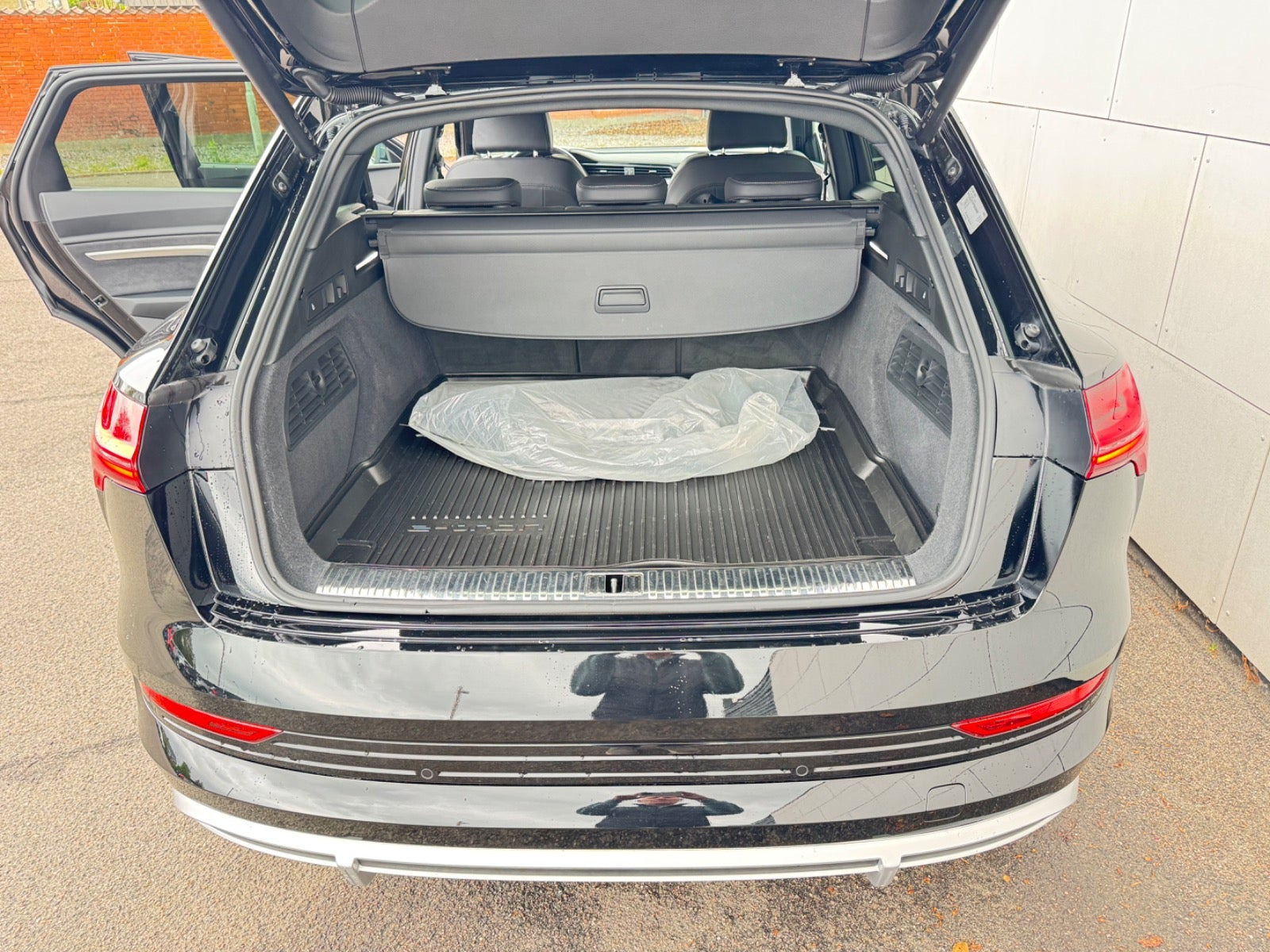 Sort Audi e-tron fra 2023