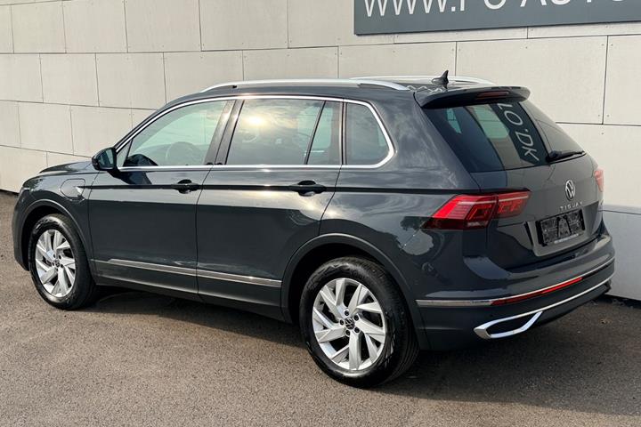 Grå VW Tiguan fra 2021