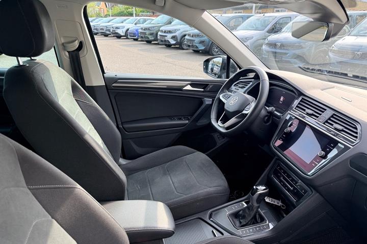 Grå VW Tiguan fra 2021