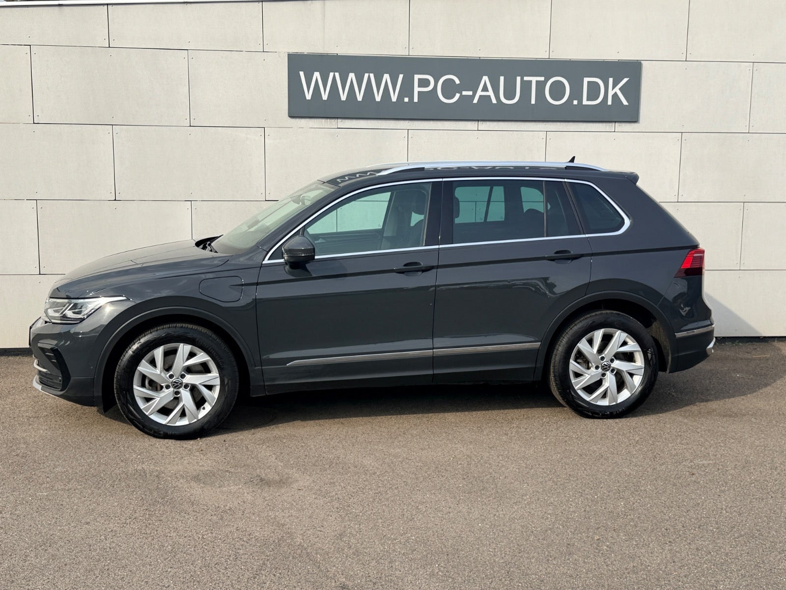 Grå VW Tiguan fra 2021
